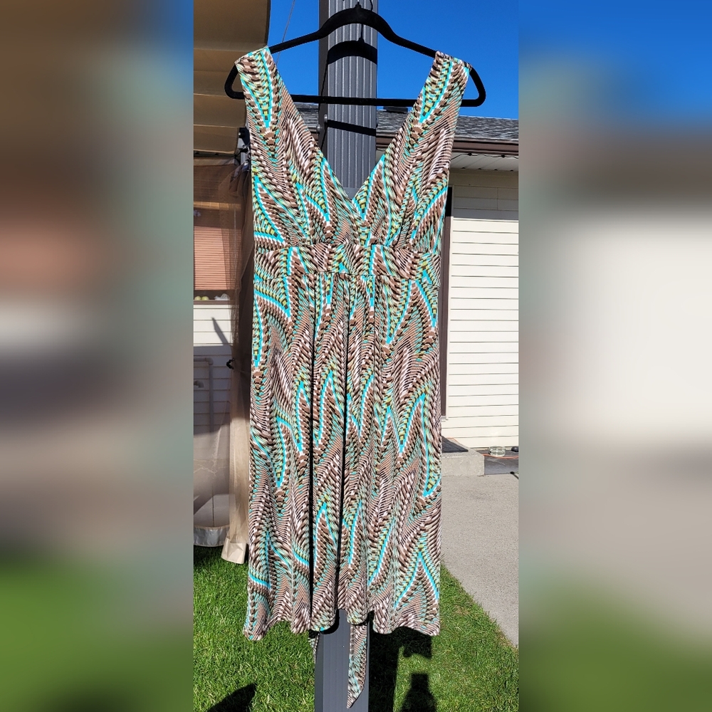 🇨🇦 Simone Midi Halter Dress With A Geometric Pattern